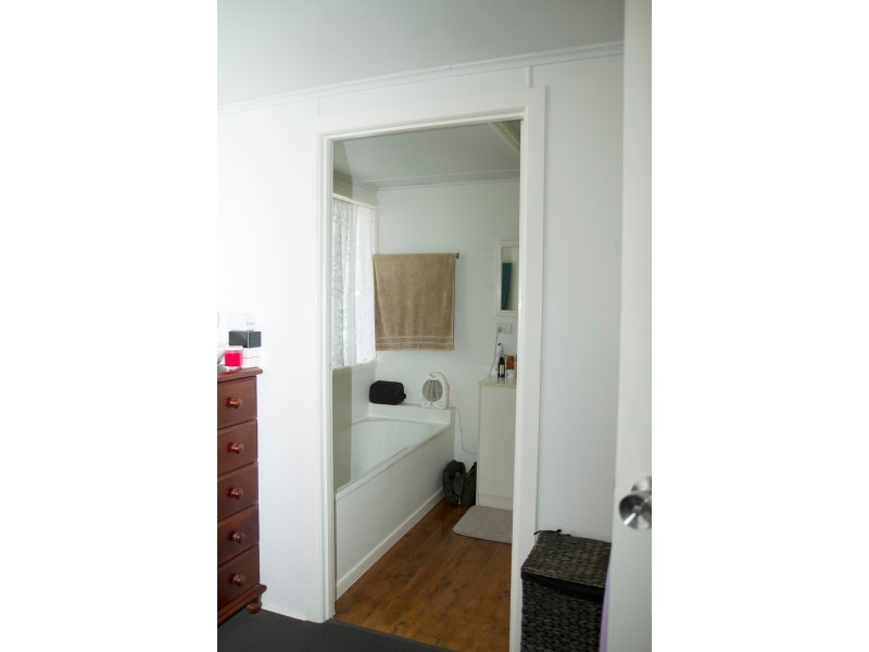 8 Creek Street, Yuleba QLD 4427