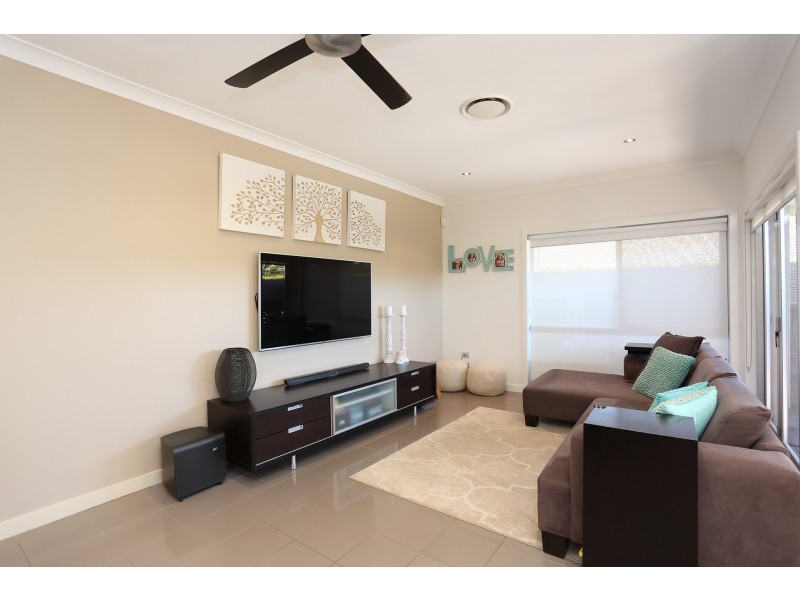 2/40 Middle Street, Labrador QLD 4215