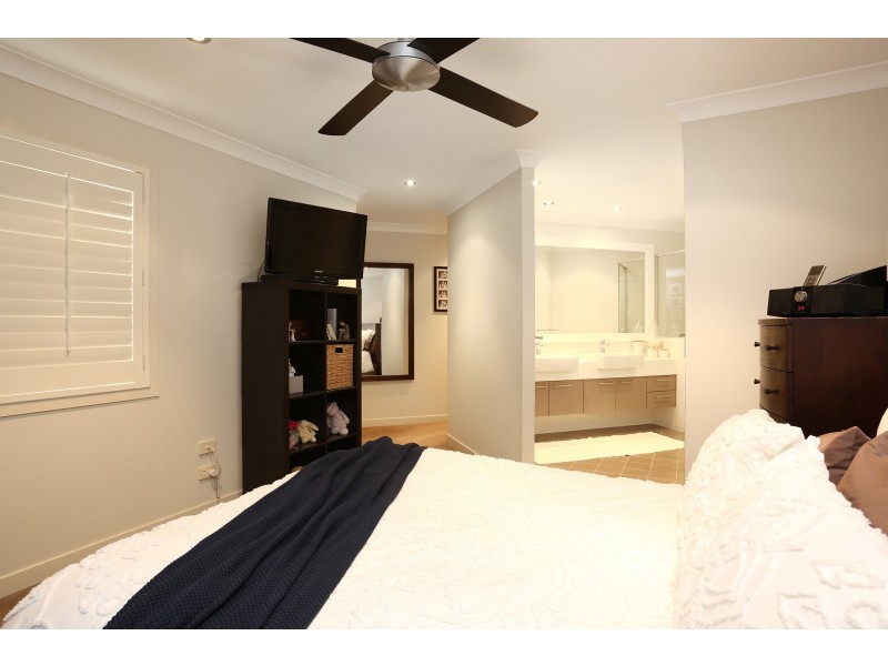 2/40 Middle Street, Labrador QLD 4215
