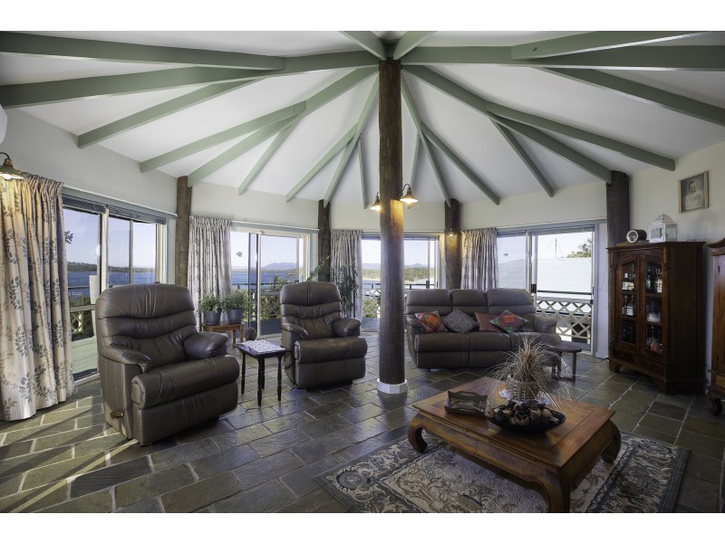 18 Ferries Terrace, Sarina Beach QLD 4737