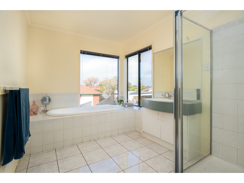 32 Mariner Close, Cranbourne North VIC 3977