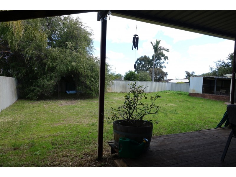 12 Oakland Avenue, Cloverdale WA 6105