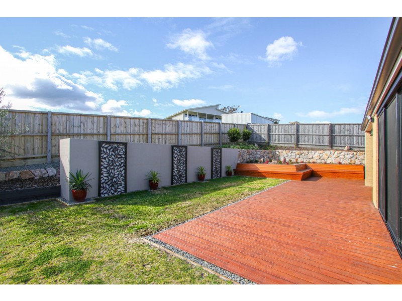 13 Riviera Court, Lakes Entrance VIC 3909