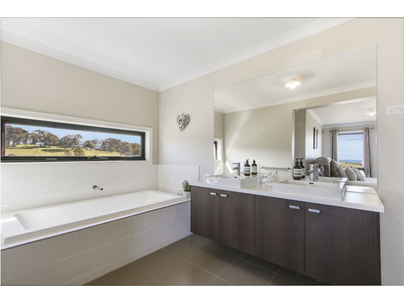 13 Riviera Court, Lakes Entrance VIC 3909