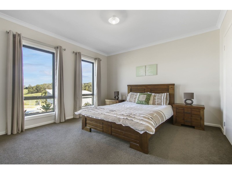 13 Riviera Court, Lakes Entrance VIC 3909