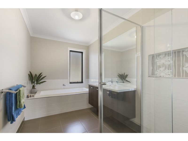 13 Riviera Court, Lakes Entrance VIC 3909