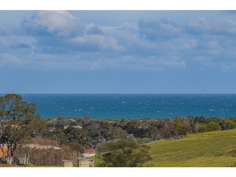 13 Riviera Court, Lakes Entrance VIC 3909