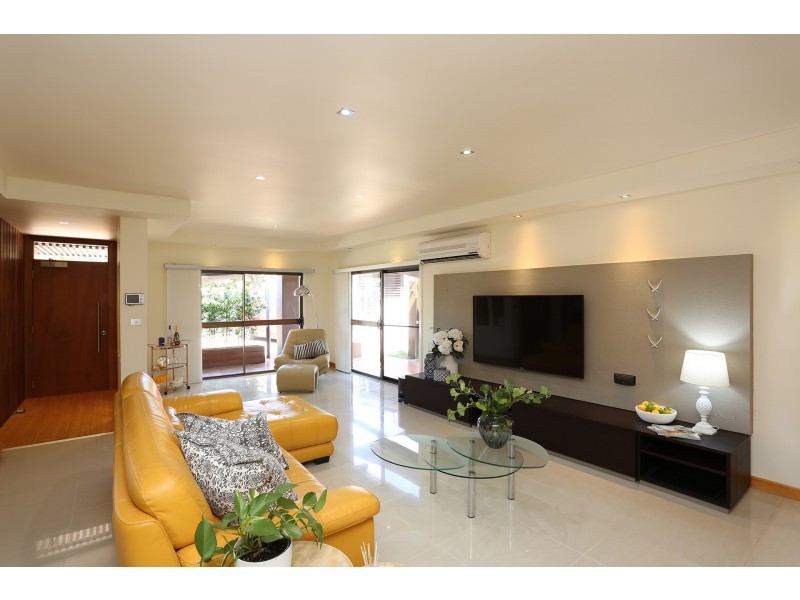 15 Lowanna Drive, Ashmore QLD 4214