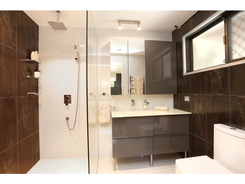 15 Lowanna Drive, Ashmore QLD 4214