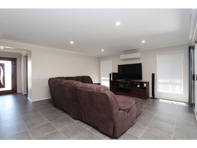 27 Bootes Street, Kearneys Spring QLD 4350