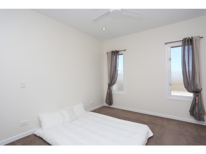 1/26 Errol Ave, Paradise Point QLD 4216
