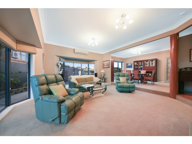 8 Lobster Pot Place, Runaway Bay QLD 4216