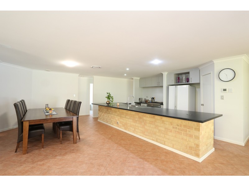 15 Longshore Place, Leschenault WA 6233