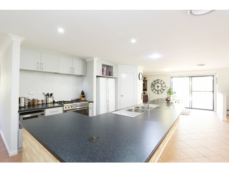 15 Longshore Place, Leschenault WA 6233