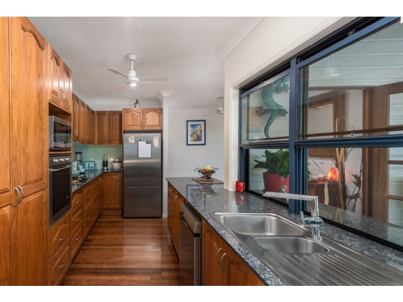 24 Macarthur Close, Palm Cove QLD 4879