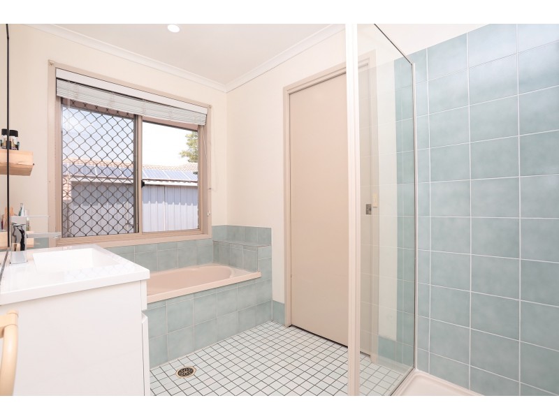 4 Robusta Place, Forest Lake QLD 4078