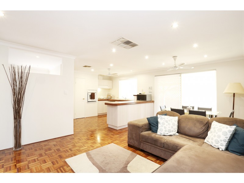 7 Redwood Court, Alexander Heights WA 6064