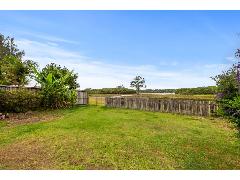 102 Bayview Road, Tea Gardens NSW 2324