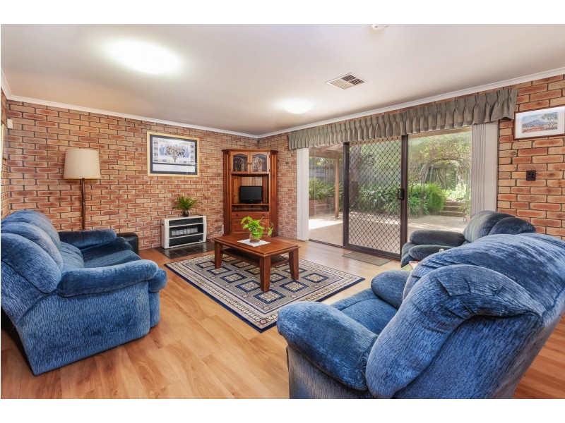 2 Dean Close, Halls Head WA 6210