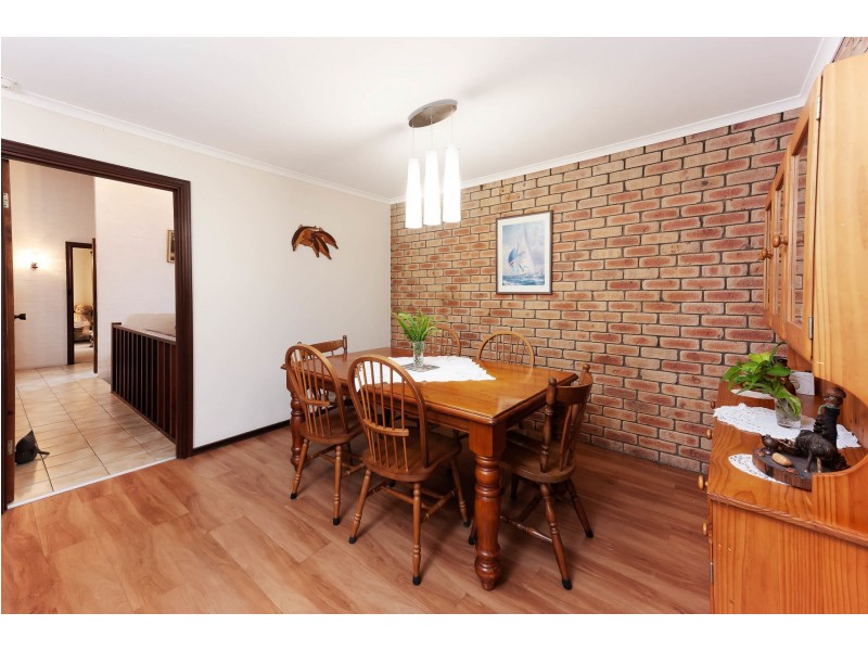 2 Dean Close, Halls Head WA 6210