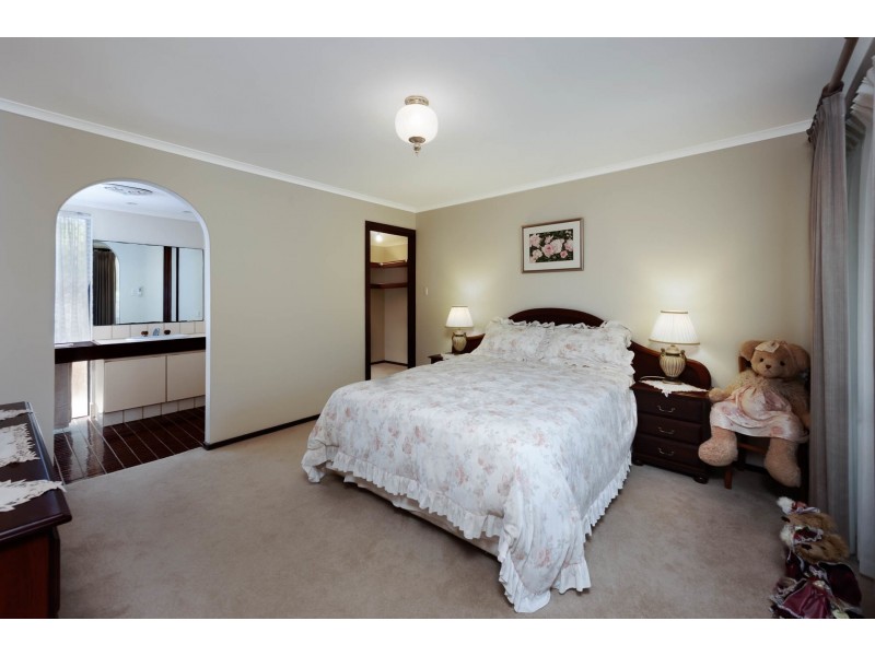 2 Dean Close, Halls Head WA 6210