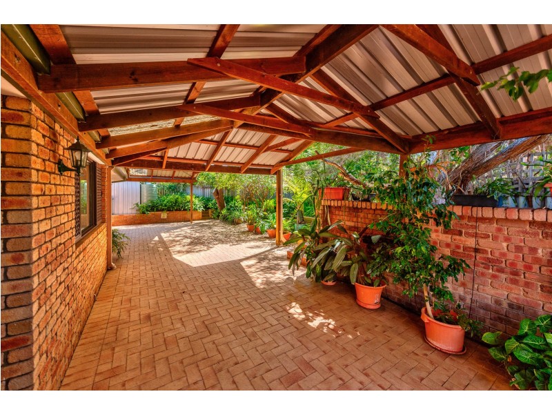 2 Dean Close, Halls Head WA 6210