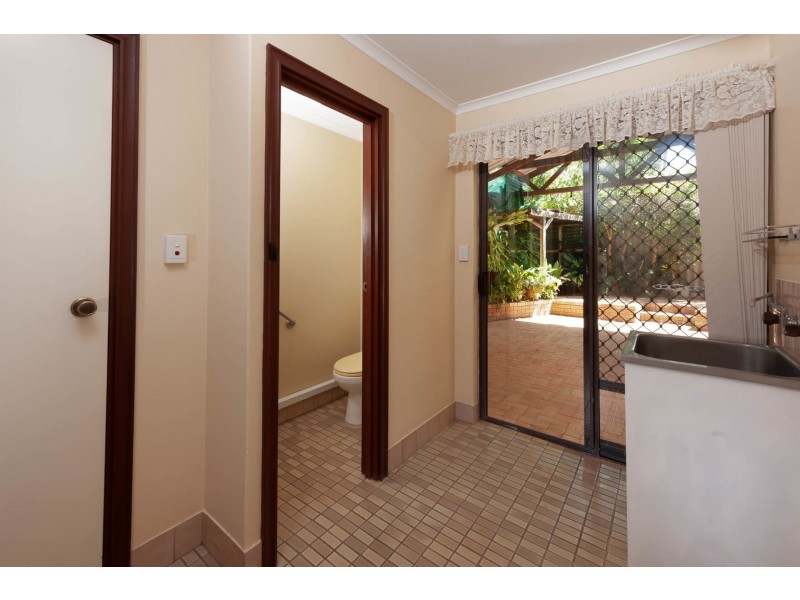 2 Dean Close, Halls Head WA 6210