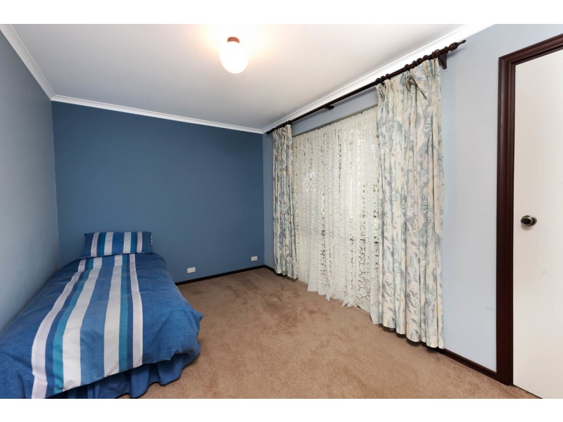 2 Dean Close, Halls Head WA 6210