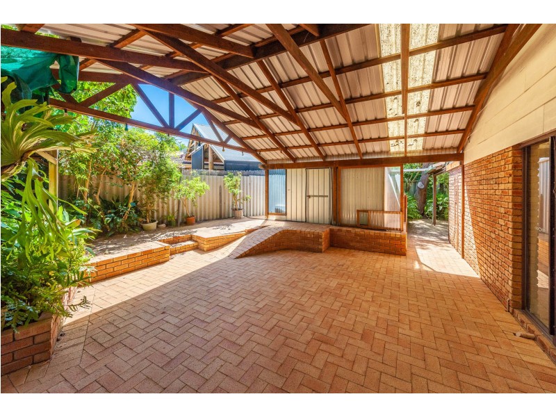 2 Dean Close, Halls Head WA 6210