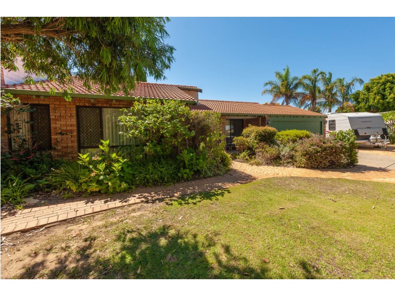 2 Dean Close, Halls Head WA 6210