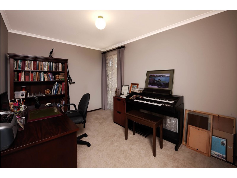 2 Dean Close, Halls Head WA 6210