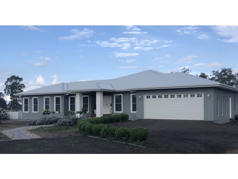 32 Henry Lawson Drive, Dalby QLD 4405