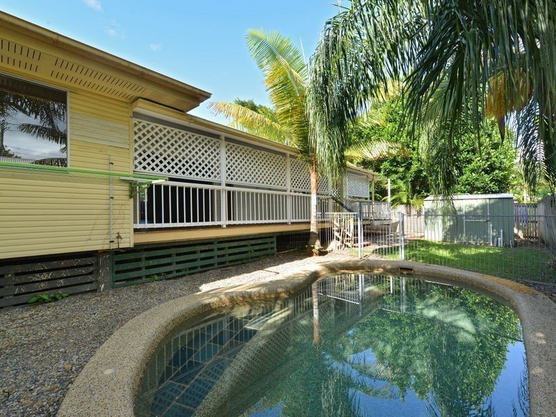 4 Moignard St, Manoora QLD 4870