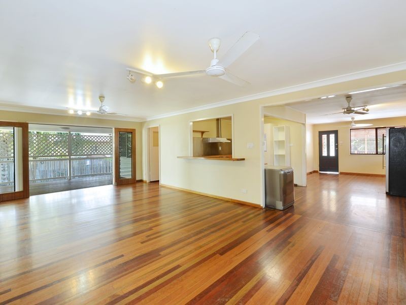 4 Moignard St, Manoora QLD 4870