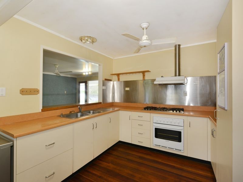 4 Moignard St, Manoora QLD 4870