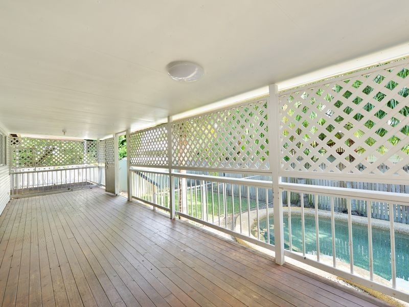4 Moignard St, Manoora QLD 4870