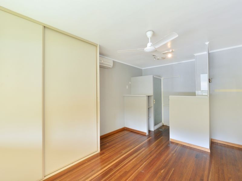 4 Moignard St, Manoora QLD 4870