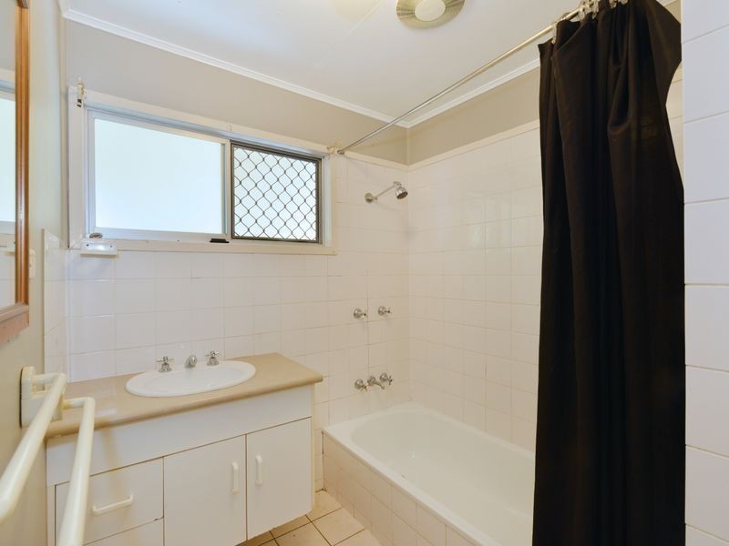 4 Moignard St, Manoora QLD 4870