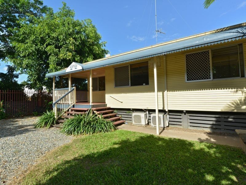 4 Moignard St, Manoora QLD 4870