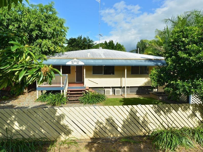 4 Moignard St, Manoora QLD 4870