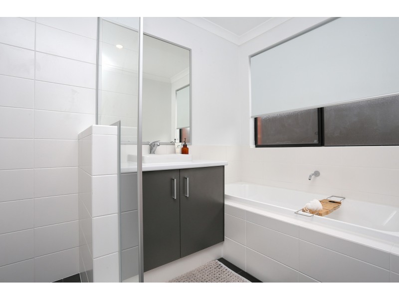 234 Lake Valley Drive, Lakelands WA 6180