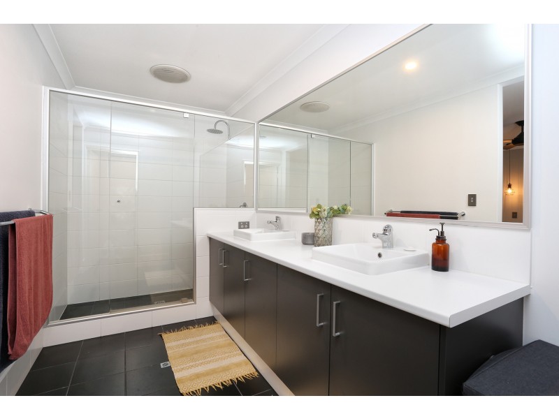 234 Lake Valley Drive, Lakelands WA 6180