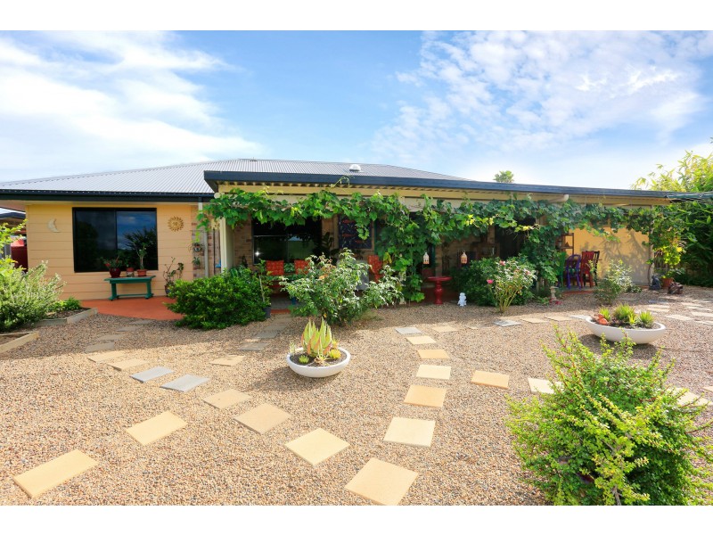 25 Pioneer Avenue, Childers QLD 4660
