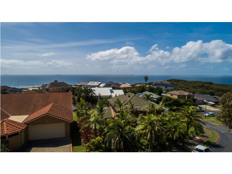 7 Sea Eagle Crescent, Caves Beach NSW 2281