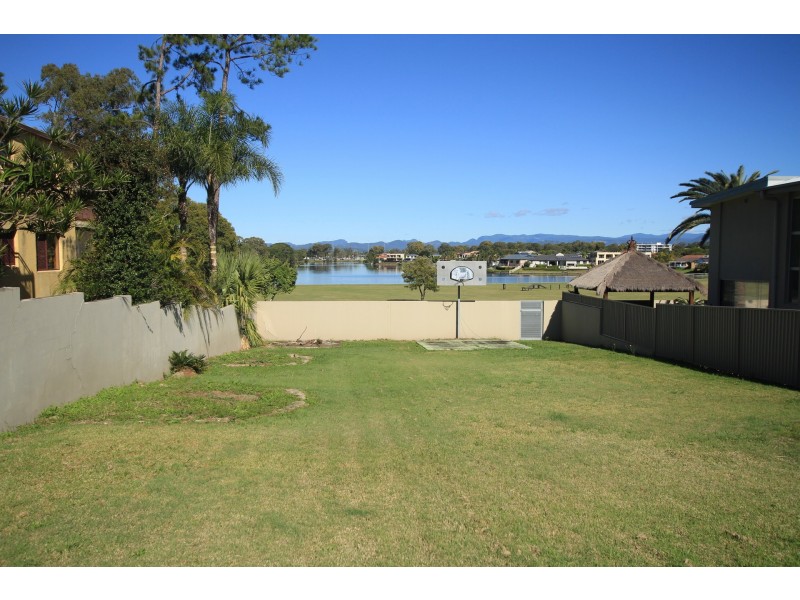 90 Bamboo Avenue, Benowa QLD 4217