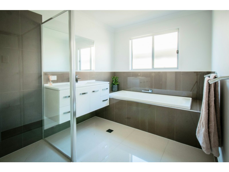 27 Amber Drive, Caloundra West QLD 4551