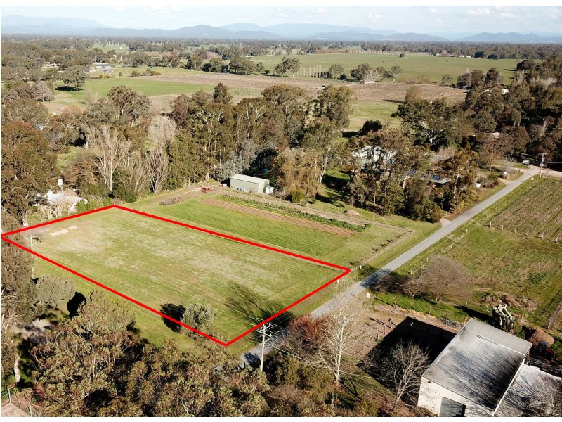 83 Smith Street, Oxley VIC 3678