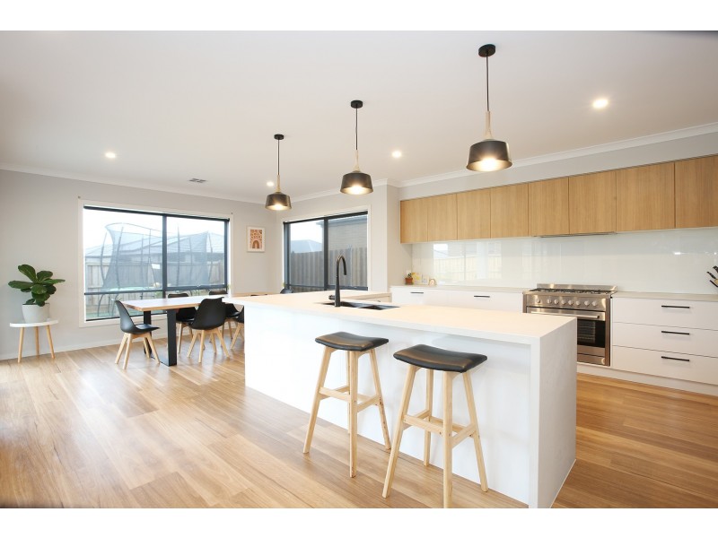 3 Chestnut Avenue, Clyde VIC 3978