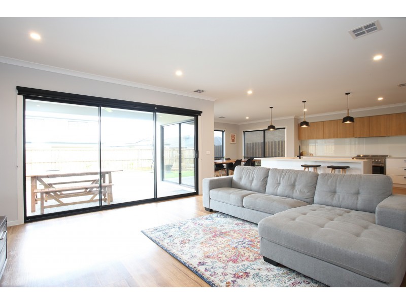 3 Chestnut Avenue, Clyde VIC 3978