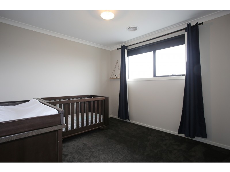 3 Chestnut Avenue, Clyde VIC 3978